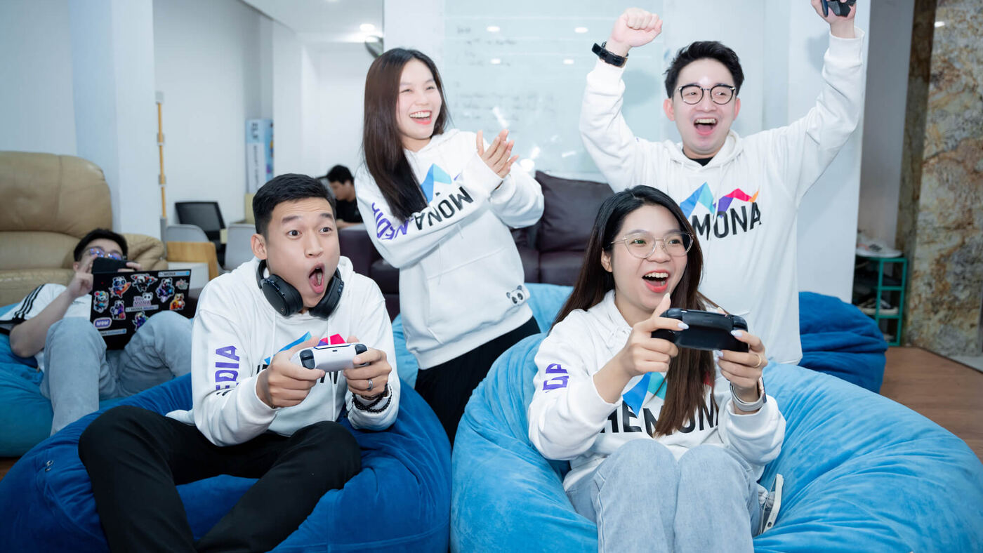 Không gian làm việc mở của phòng Marketing MONA với laptop và màn hình